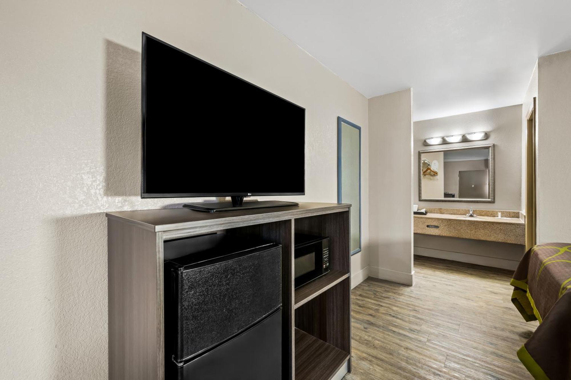 ซูเปอร์ 8 บาย วินด์แฮม แกรีส์เบิร์ก/โรอาโนก แรพิดส์ Hotel Garysburg ภายนอก รูปภาพ