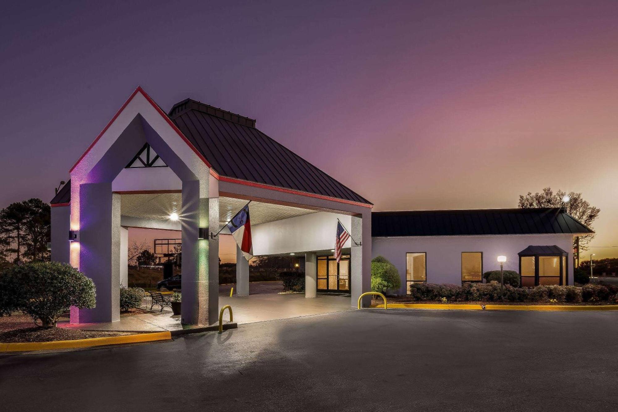 ซูเปอร์ 8 บาย วินด์แฮม แกรีส์เบิร์ก/โรอาโนก แรพิดส์ Hotel Garysburg ภายนอก รูปภาพ